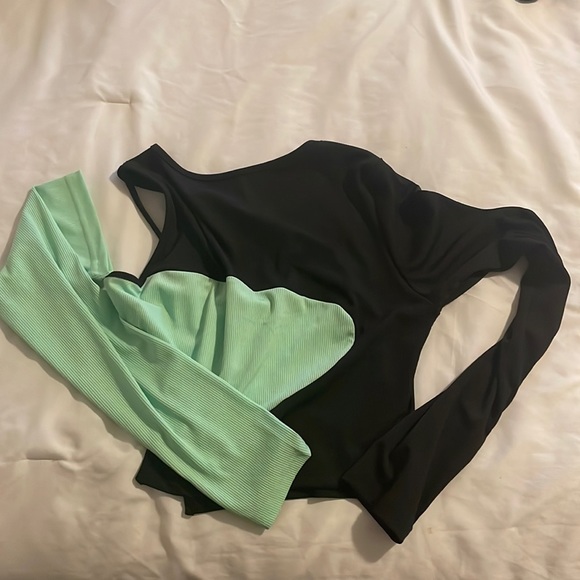 Green and black asymmetric top - Picture 2 of 2